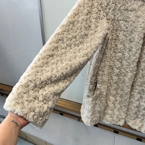 Dennis Basso Faux Fur Cream Swirl Coat Fully Lined Size Small - Picture 6 of 16